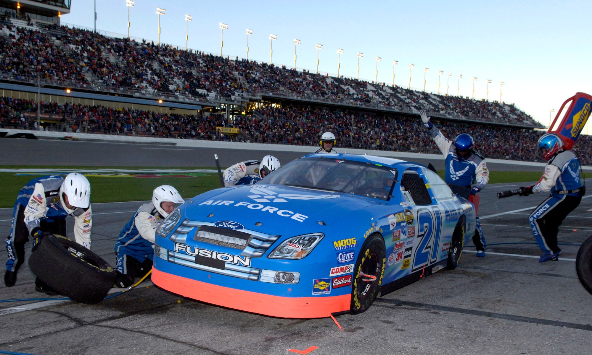 DAYTONA, Fla. (AFPN) -- The Air Force race team performs a pit stop during the Budweiser Shootout at Daytona International Speedway Feb. 12.  The Air Force team finished 14th. Ken Schrader was at the wheel of the Wood Brothers/JTG Racing Team's No. 21 Ford Fusion. (U.S. Air Force photo by Larry McTighe)

