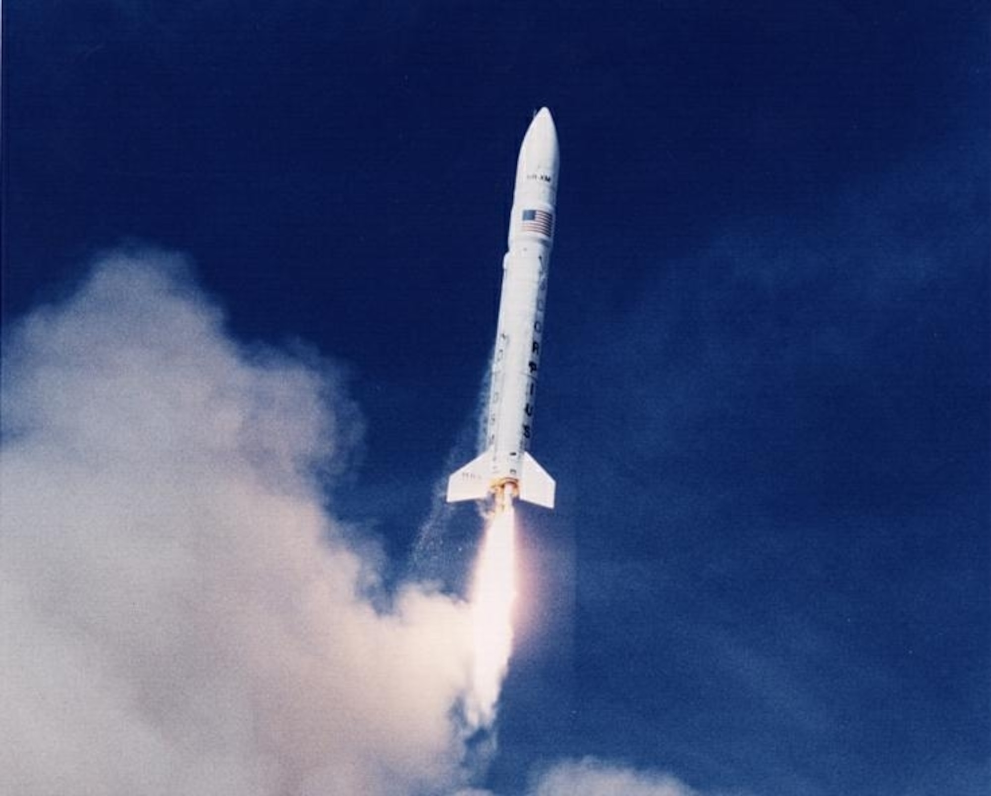 KIRTLAND AIR FORCE BASE, N.M. (AFMCNS) - SR-XM-1 lifts off from White Sands Missile Range in March 2001.  The low-cost launch vehicle, part of Microcosm Inc.'s Scorpius(R) project, consisted of a 42-inch in width rocket with two 5,000-pound thrust engines. (Air Force photo) 

