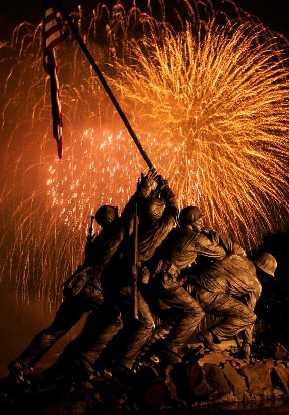 ARLINGTON, Va. ? The grand finale of Washington?s Independence Day fireworks display goes out with a bang over the Marine Corps War Memorial July 4. The fireworks were launched from the Lincoln Memorial Reflecting Pool. Prior to the 1900s, guns and cannons were used to commemorate the Fourth of July holiday; however, this caused hundreds of deaths and thousands of injuries.
