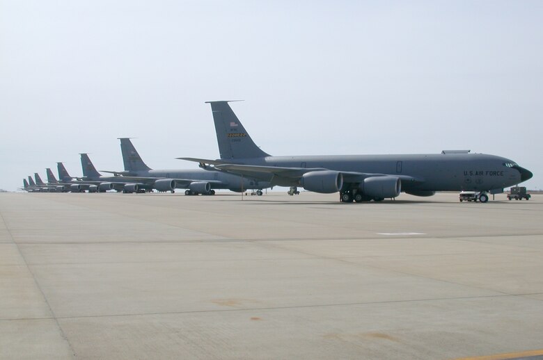 KC135 Stratotanker turns 50, continues going > Air Force Reserve