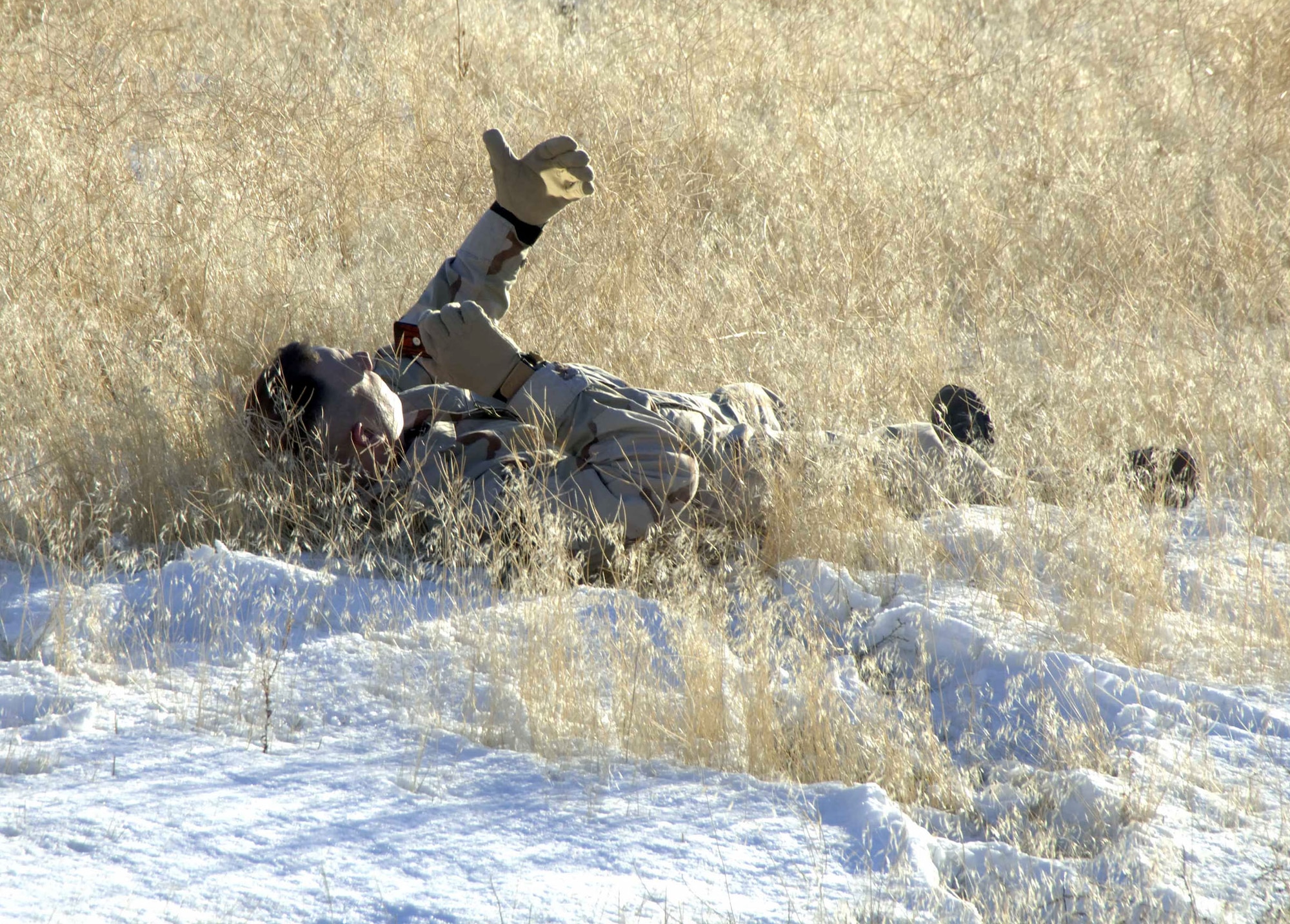 MOUNTAIN HOME AIR FORCE BASE, Idaho -- While learning to adapt and survive is one of the focuses of code of conduct continuation training, the main goal is to get home, according to Tech. Sgt. Micheal Ferguson. That's why he teaches students a variety of signaling techniques that are guaranteed to catch the eye of a passerby. (U.S. Air Force photo by Staff Sgt. Kathy Parker)