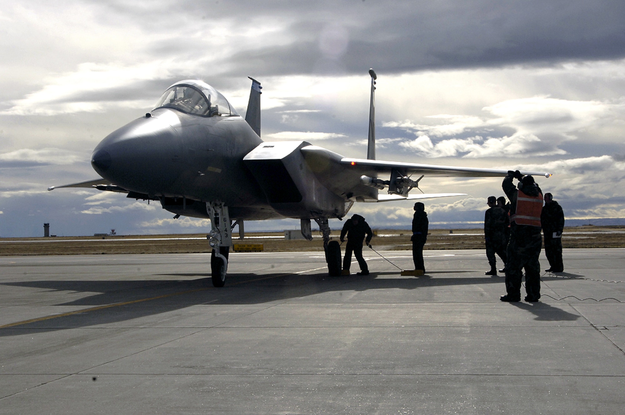 MOUNTAIN HOME AIR FORCE BASE, Idaho (AFPN) -- End-of-runway crews with the 390th Aircraft Maintenance Unit perform recovery checks on an F-15 Eagle as part of their daily jobs on returning aircraft. (U.S. Air Force photo by Airman 1st Class Robert Richardson)