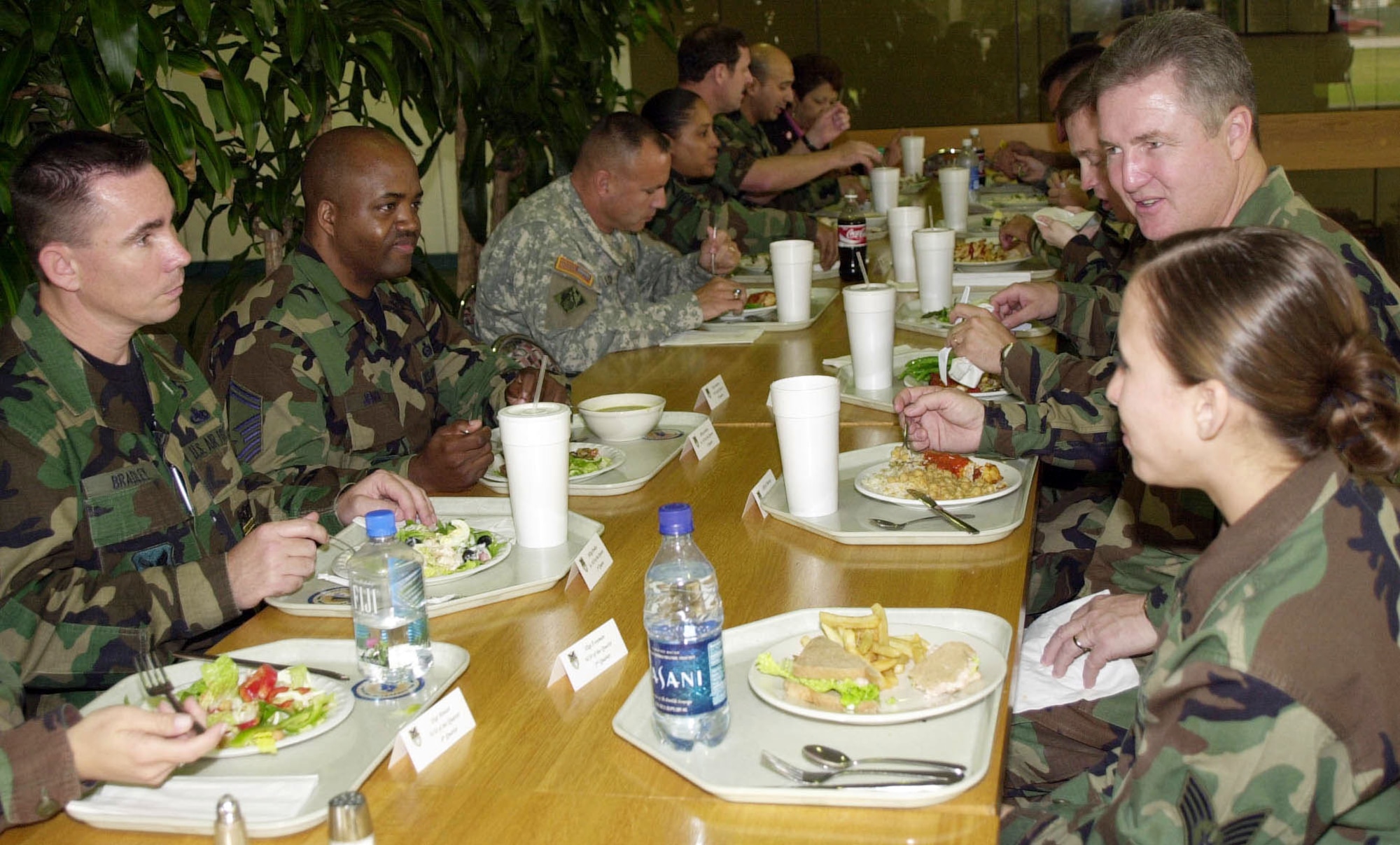 MIAMI (AFPN) -- Chief Master Sgt. of the Air Force Gerald R. Murray (top right) talks to Airmen and the U.S. Southern Command sergeant major during lunch while visiting SOUTHCOM headquarters here Jan. 19. Chief Murray made four stops to visit Airmen in the SOUTHCOM area of operations, which included Honduras, Ecuador, Columbia and the Miami area Jan. 16 to 19. (U.S. Air Force photo by Master Sgt. Barb Lavigne)
