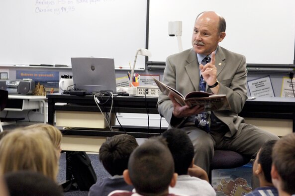 Mike Gregoire, husband of Washington State Governor Christine Gregoire, reads The True Story of the Three Little Pigs by Jon Scieszka to a class of students at Michael Anderson Elementary School on Tuesday.  Mr. Gregoire encouraged students to keep reading over the summer break by participating in the summer reading program.