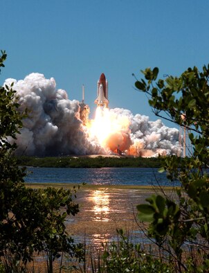 The space shuttle Discovery lifts off from the Kennedy Space Center Tuesday, July 4, with seven astronauts on board. (NASA photo by Sandy Joseph/Robert Murray)
