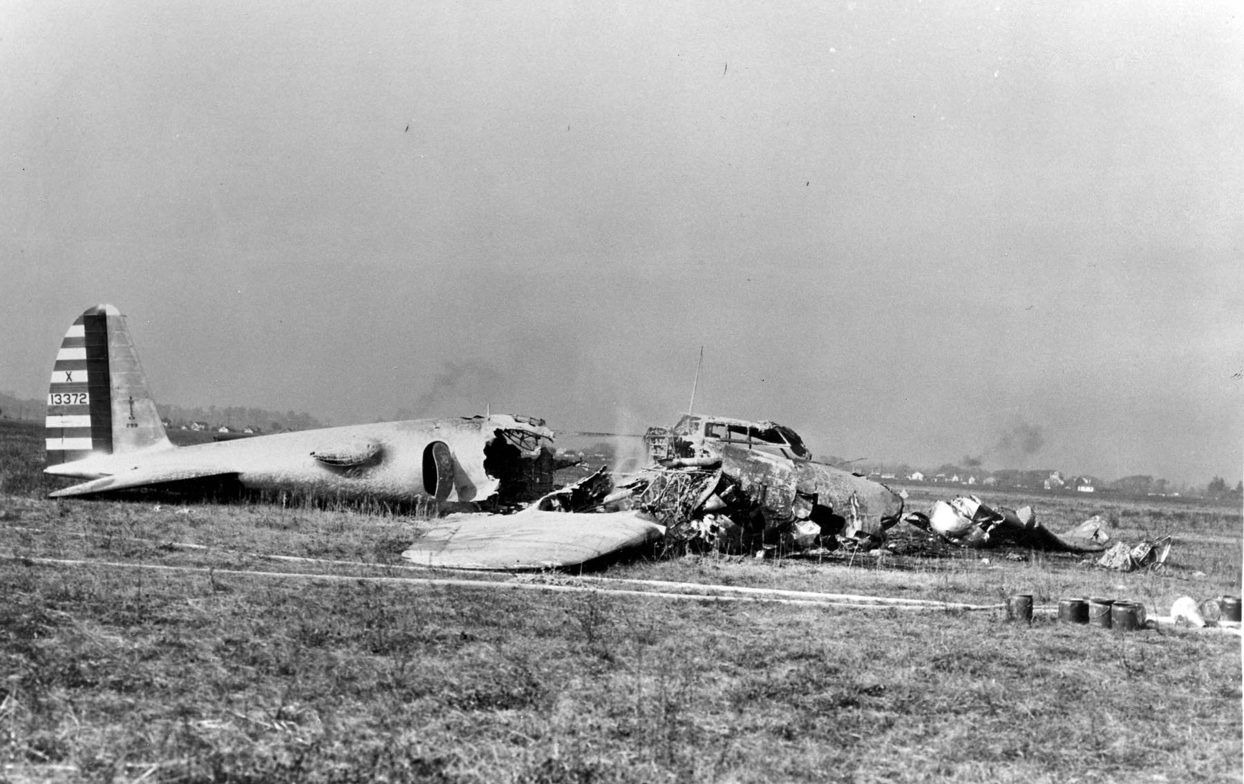 Файл:Boeing Model 299 crash.jpg — Википедия