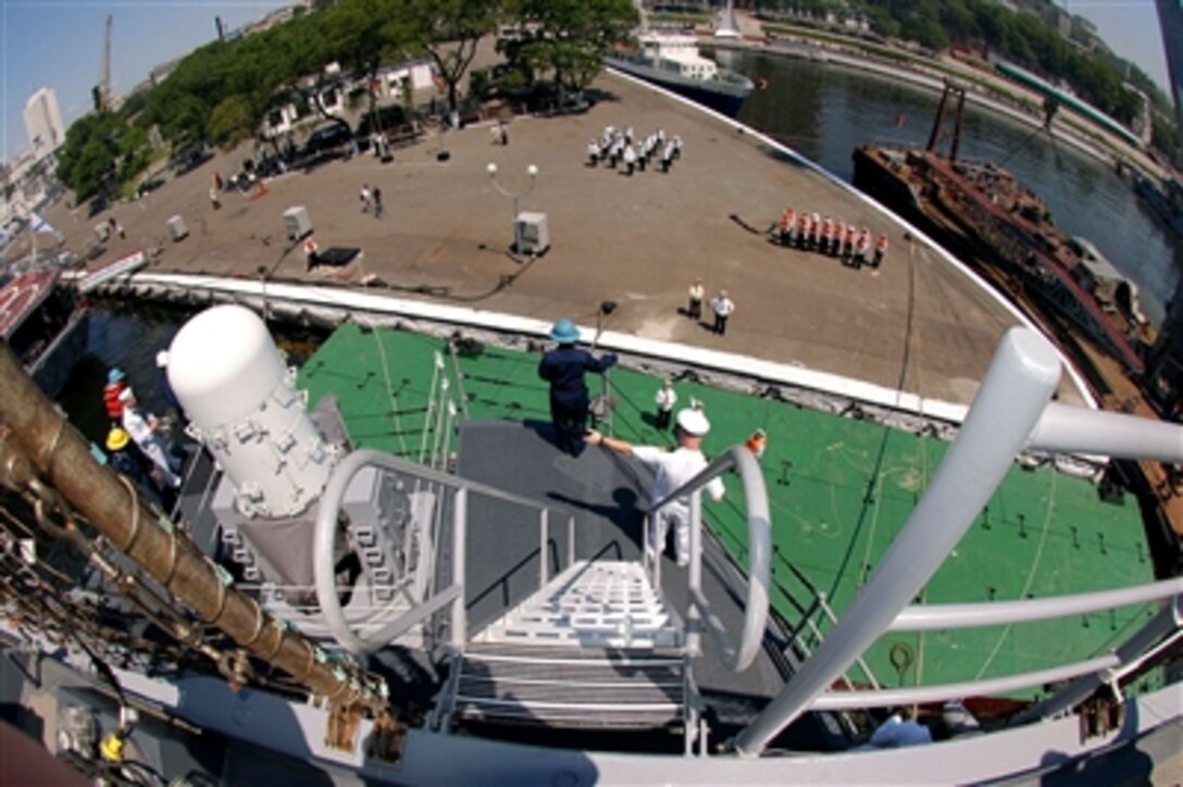 U.S. sailors of the USS Blue Ridge, communicate with Russian sailors as the ship moors to pier 33 in Vladivostok, Russia, July 3, 2006. The Blue Ridge is currently in Vladivostok to foster camaraderie between the U.S. and Russian Navies. 