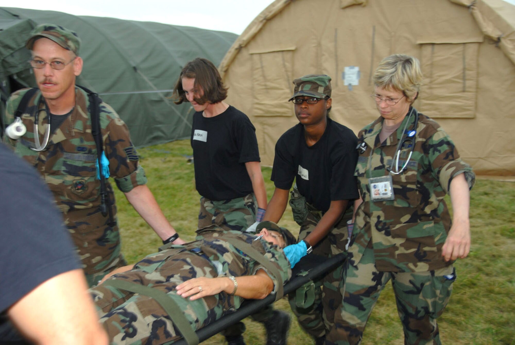 Medics carry a simulated patient on a litter during their certification training on the Expeditionary Medical Support System during Patriot '06 at Ft. McCoy, Wisc. (U.S. Air Force photo/Master Sgt. Chance Babin)

