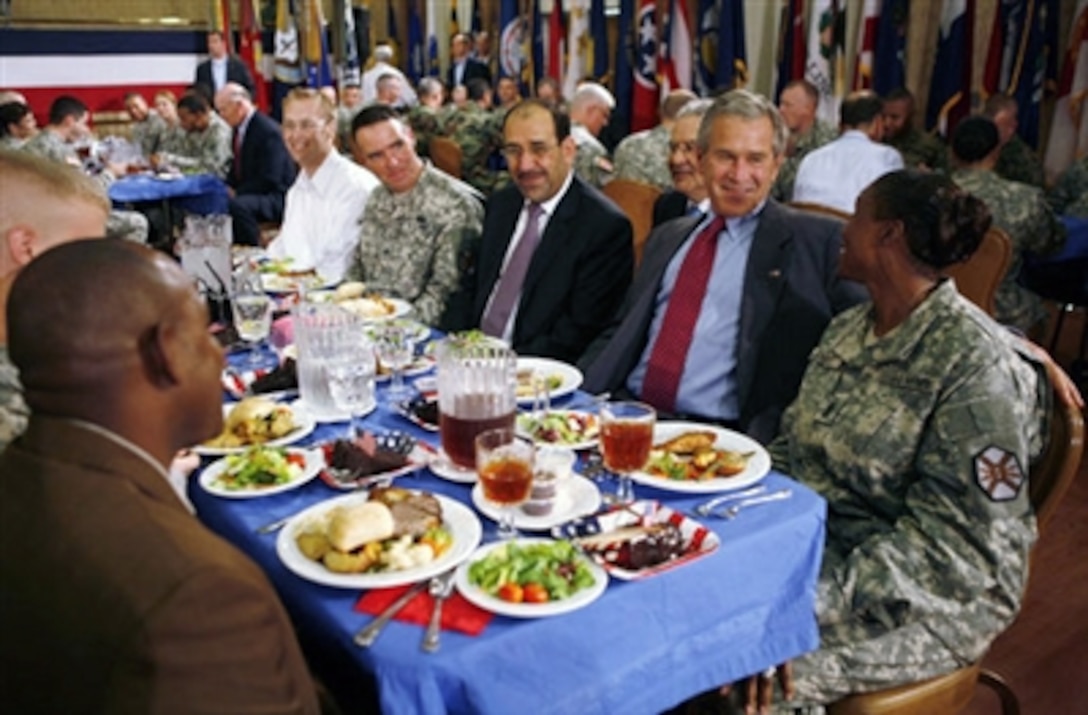 President George W. Bush and Iraqi Prime Minister Nouri al-Maliki share some conversation and lunch with military personnel at Fort Belvoir, Va., July 26, 2006. 