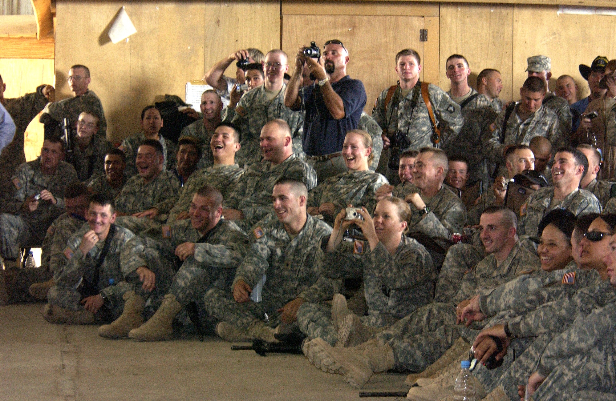 Servicemembers enjoy country music performer Toby Keith during his visit to Forward Operating Base Warhorse, Iraq, on Saturday, May 27, 2006. The base in the Diyala Province was the first stop on Mr. Keith's USO tour. (U.S. Air Force photo/Tech. Sgt. Ken Bergmann)
