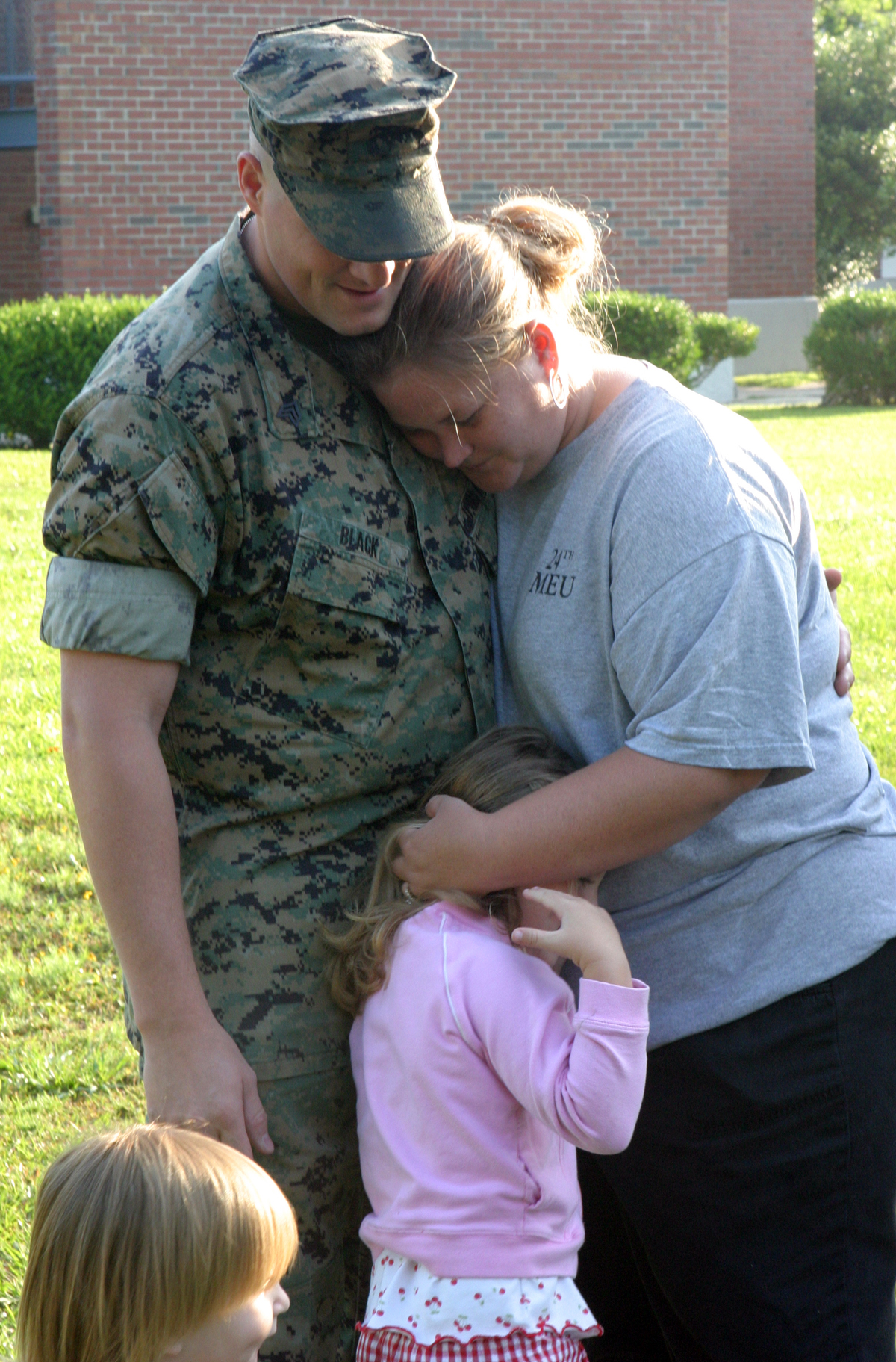 Marines from the 24th Marine Expeditionary Unit's (MEU) Command Element depart from Camp Lejeune, NC and board the USS Iwo Jima to kick off the MEU's 2006 - 2007 deployment. (US Marine Corps photo by Lance Corporal Andrew Carlson)