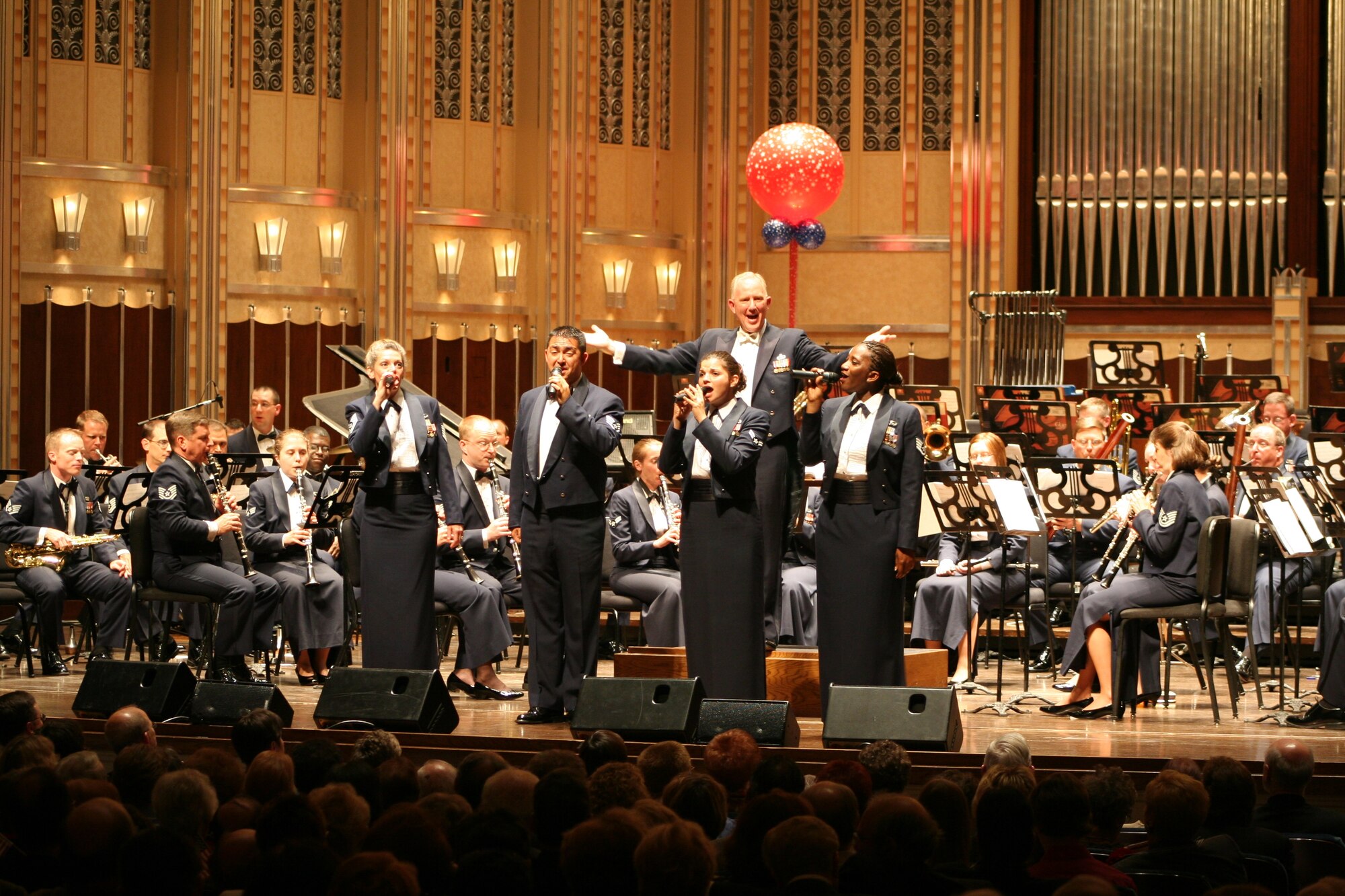 CLEVELAND— Lt. Col. Alan Sierichs and vocalists Tech. Sgt. Amy Nagel, Staff Sgt. Justin Allen, Airman 1st Class Kelly Perry and Staff Sgt. Amber Grimes lead the audience in “God Bless America” during the Band of Flight’s concert with the Cleveland Pops Orchestra. (Air Force photo by 1st Lt. Ellen Harr)

