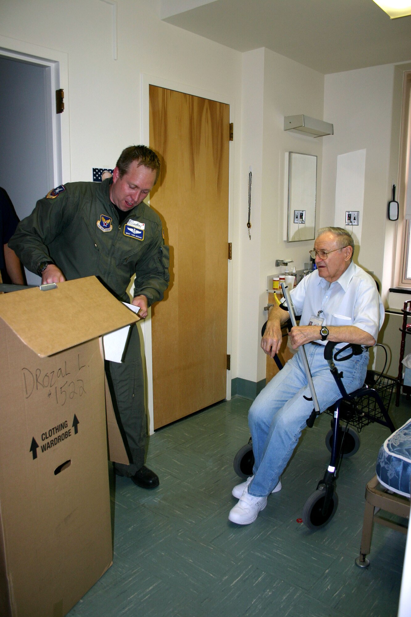 Master Sgt. Todd Geehan helps Leonard Drozal unpack his belongings at the Armed Forces Retirement Home in Washington, D.C., on Thursday, June 15. Mr. Drozal, a World War II Marine Corps veteran, evacuated here when the retirement home in Gulfport, Miss., was damaged during Hurricane Katrina. Sergeant Geehan is assigned to the Air Force Intelligence Analysis Agency. (Courtesy photo/Sheila Motley)
