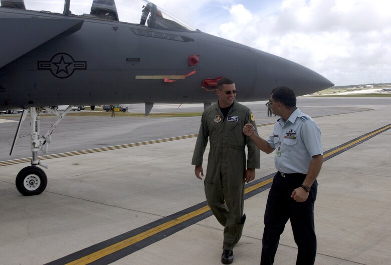ANDERSEN AIR FORCE BASE, Guam -- A member of the foriegn observers team speaks with an American Air Force representative here prior to the kick-off of Valiant Shield '06.  Foriegn observers were present from China, Russia, India, Australia, the Republic of Korea, Singapore, and Japan. Valiant Shield begins June 19 and lasts through June 23, and will be conducted in the vicinity of Guam. Valiant Shield focuses on integrated joint training among US military forces. (U.S. Air Force photo by Airman First Class Michael S. Dorus) 
