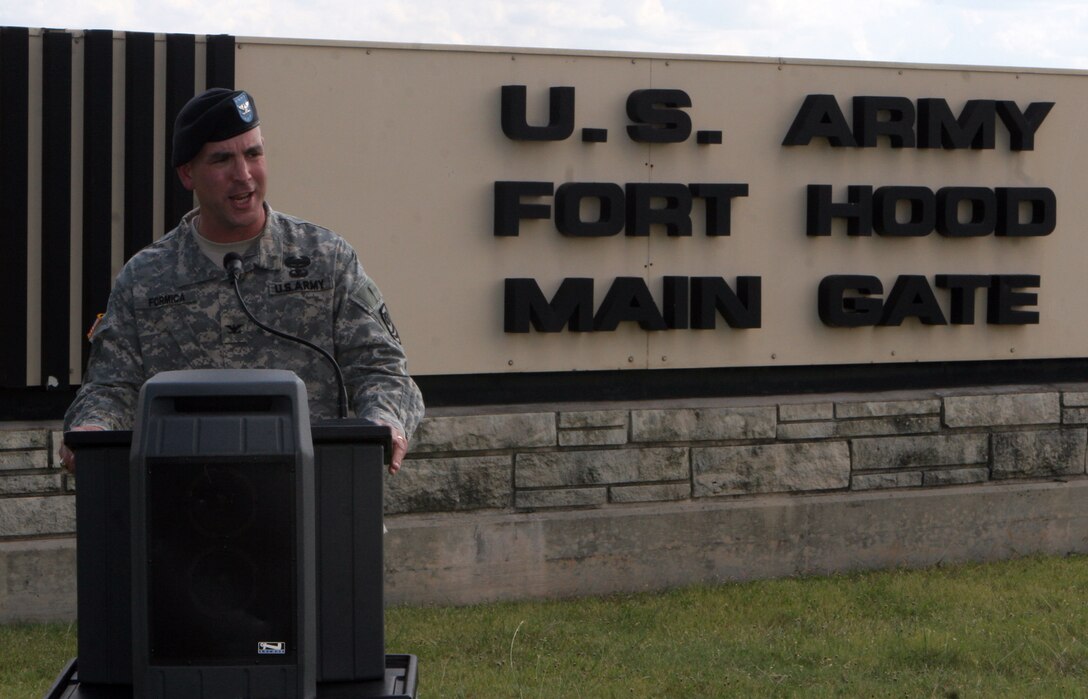 FORT HOOD, TEXAS - Army Col. Mike Formica, director of Joint Warfighting Center's Joint Exercise Control Group, U.S. Joint Forces Command, briefs reporters on Unified Endeavor, a mission rehearsal exercise, from the post main gate June 22. U.S. Army 3rd Corps, Marines from II Marine Expeditionary Force and service members from other commands participated during the recent event. The training scenarios from the exercise integrated command staff members for units being readied for deployments to Iraq in support of combat operations.(Marine Corps photo by Cpl. Ruben D. Maestre)