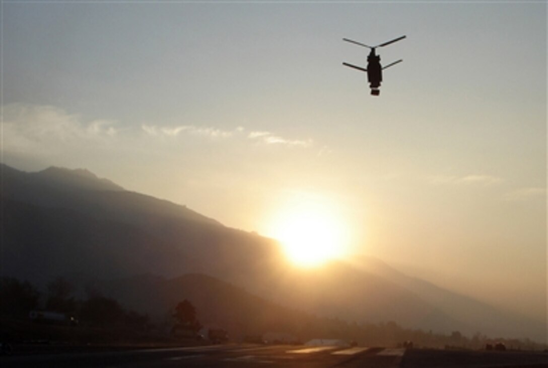 A U.S. Army CH-47 Chinook helicopter transports relief supplies from Muzaffarabad, Pakistan, Dec. 25, 2005. The United States is participating in a Pakistani-led relief operation to aid victims of the earthquake that struck the region Oct. 8, 2005. 
