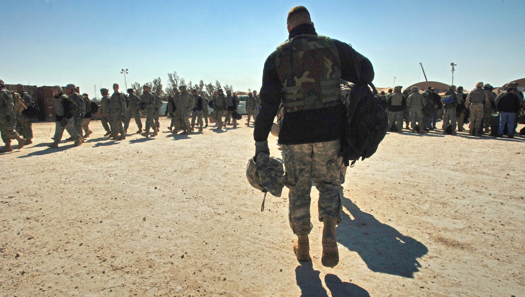 Personnel arrive (right) and depart at Sather Air Base, Iraq, Saturday, Feb. 18, 2006. (U.S. Air Force photo/Master Sgt. Lance Cheung)

