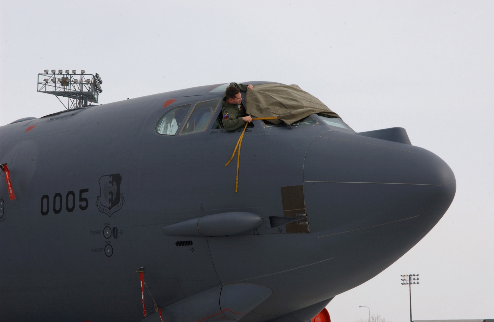 An Airman from the 23rd Bomb Squadron removes a window cover on a B-52H Stratofortress during an alert generation exercise at Minot Air Force, Base, N.D., Tuesday, Feb. 28, 2006.  The exercise tested cruise missile loading and aircrew response procedures.  (U.S. Air Force photo/Staff Sgt. Jocelyn Rich)                                       