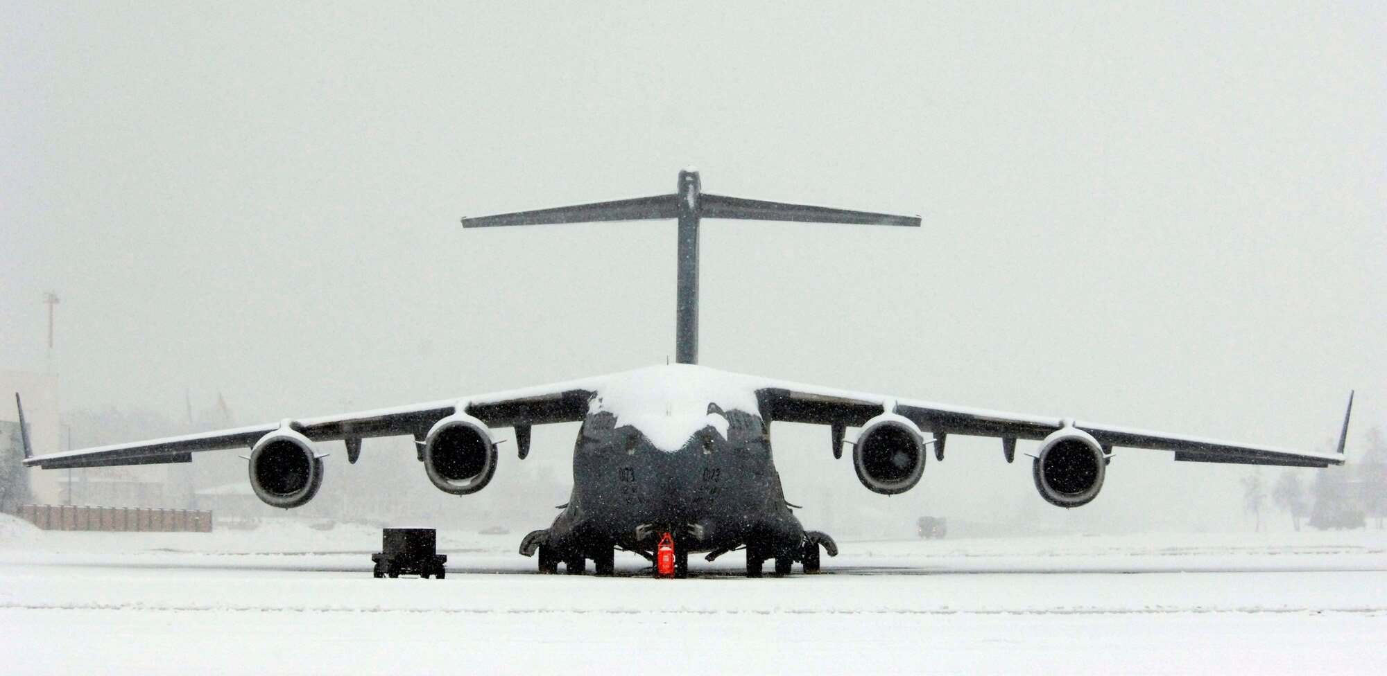 Several days of storms left 6 inches of snow covering C-17 Globemaster IIIs at Ramstein Air Base, Germany, on Friday, March 3, 2006. (U.S. Air Force photo/Master Sgt. John E. Lasky)