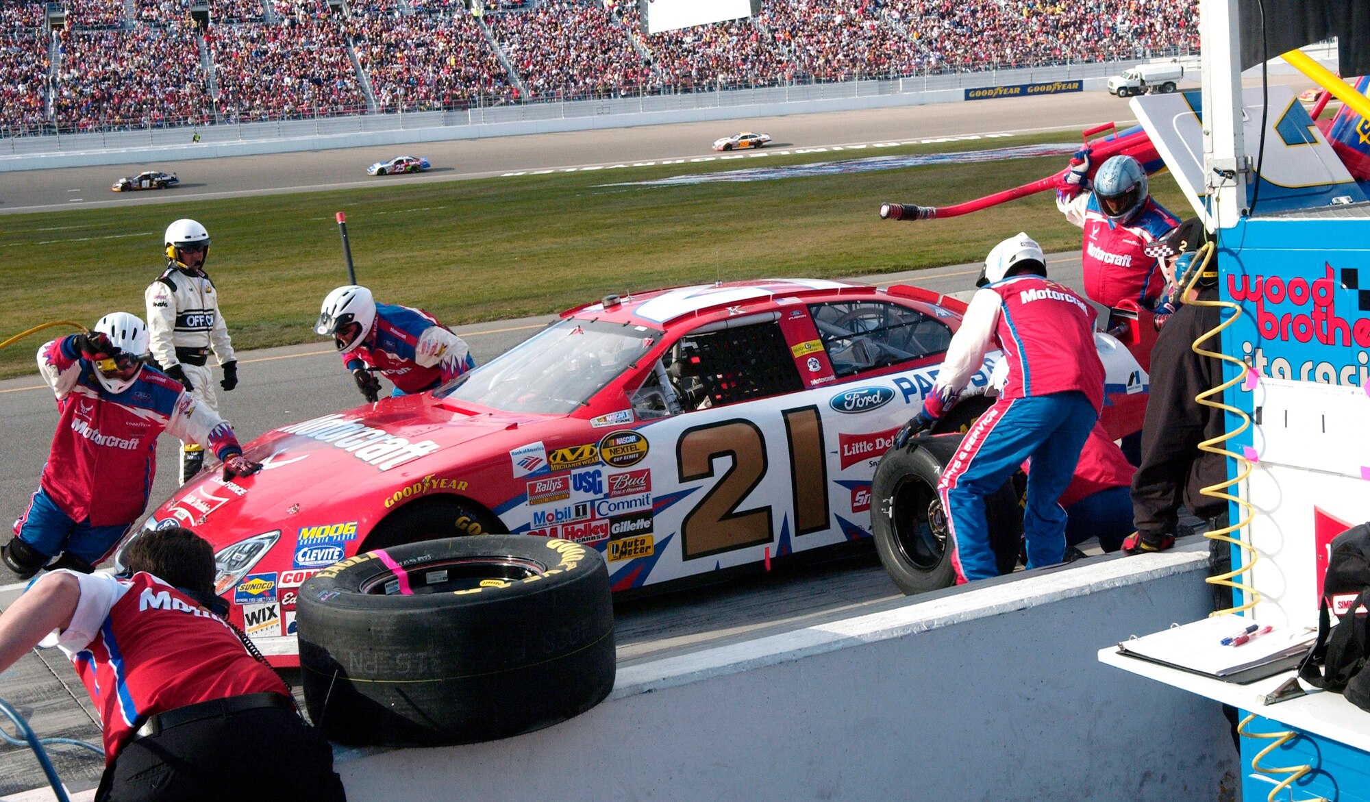 The pit crew works on the #21 Ford Fusion car during NASCAR UAW-DaimlerChrysler 400 at the Las Vegas Motor Speedway, Las Vegas, Nev., Sunday, March 12, 2006.  Ken Schrader the driver; day ended with engine problems on lap 187 and finished in 41st place.  (U.S. Air Force photo/Master Sgt. Kevin J. Gruenwald)