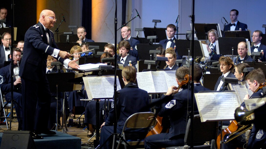 Col. Dennis Layendecker, commander and music director, begins the last concert of the season's guest artist series, Sunday, March 5, 2006, in Washington, D.C. The Air Force Band capped its 40th anniversary hosting the series by performing with country singer Mark Wills and the Air Force Reserve Pipe Band from Robins Air Force Base, Ga. (U.S. Air Force photo/Master Sgt. Jim Varhegyi)