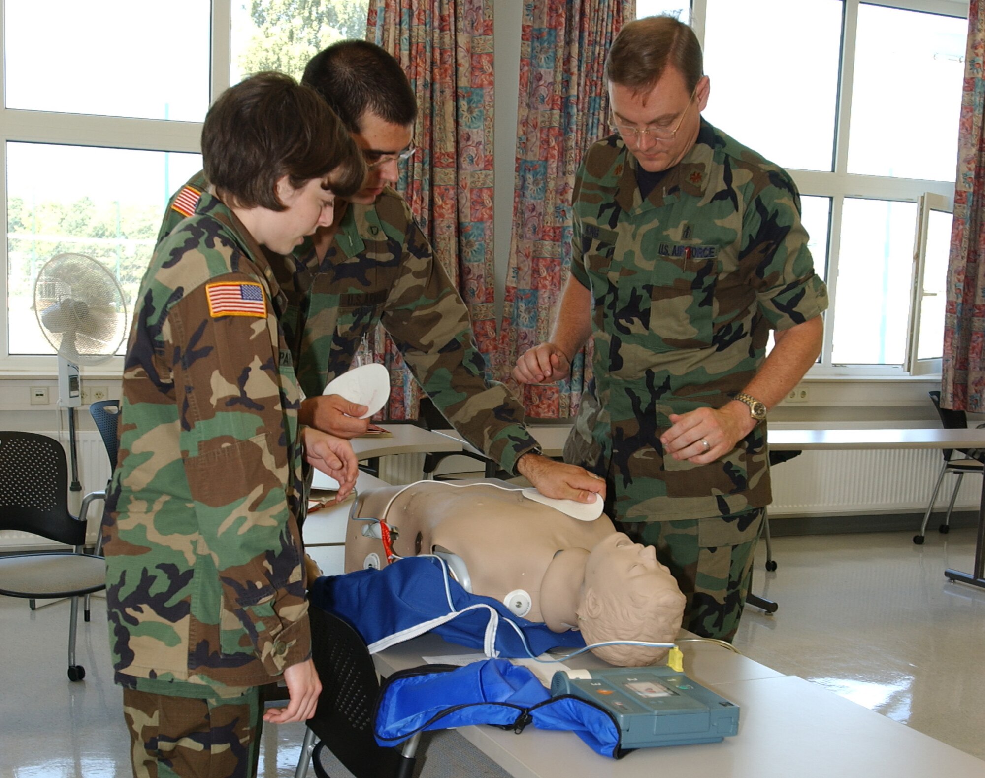 LANDSTUHL REGIONAL MEDICAL CENTER, Germany (USAFENS) -- Maj. Daniel King, Sembach Air Base family practice clinic commander, instructs 2nd Lt. Sarah Parker and Army Private 1st Class Alan Steele during an Advanced Cardiac Life Support class Sept. 7. ACLS is one of the courses offered under the U.S. Air Forces in Europe University umbrella. USAFE University has been the nerve center for professional training courses and programs available within the command since April 2004 and offers courses for a wide variety of career fields, such as personnel, security forces, civil engineering and medical. (Photo by Airman Laura Cirksena)