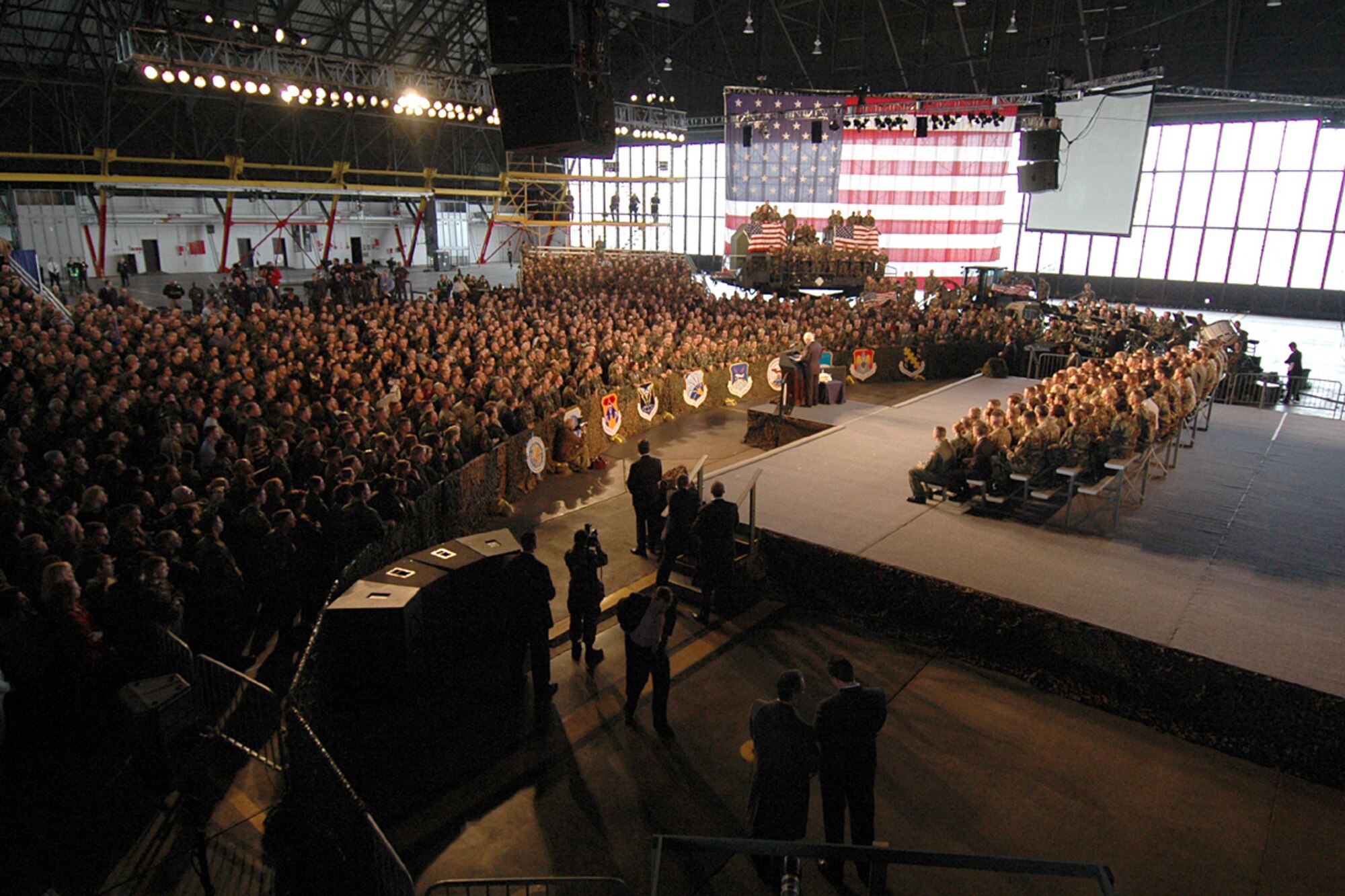 Vice President Dick Cheney rallies the troops Tuesday, March 21, 2006, during his visit to Scott Air Force Base, Ill. (U.S. Air Force photo/Marvin Lynchard)
 
