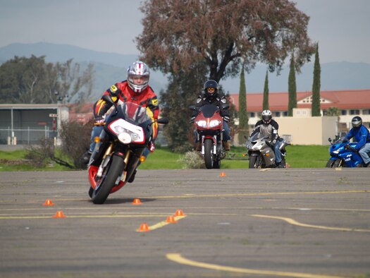 Tech. Sgt. Sean O’Leary, 9th Air Refueling Squadron, leads the pack around a curve during the sports bike safety class. (Photo by Staff Sgt. William Weber / 60th AMW Safety)
