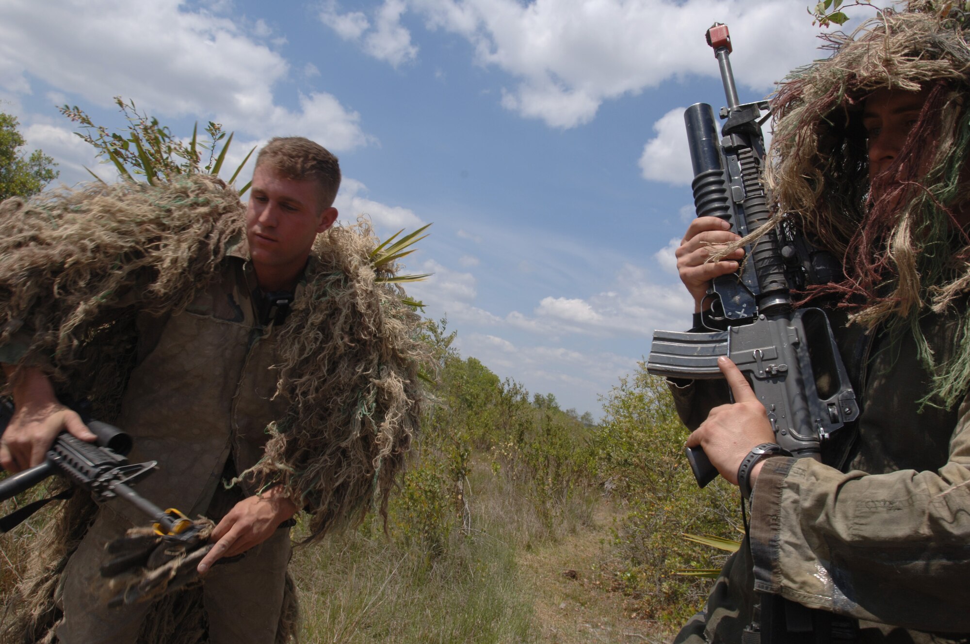 A reconnaissance team from Fort Hood, Texas, prepares for hostilities Thursday, March 30, 2006, at Avon Park, Fla., during Atlantic Strike III, a joint air and ground training event.  (U.S. Air Force photo by Staff Sgt. Ashley S. Brokop) 