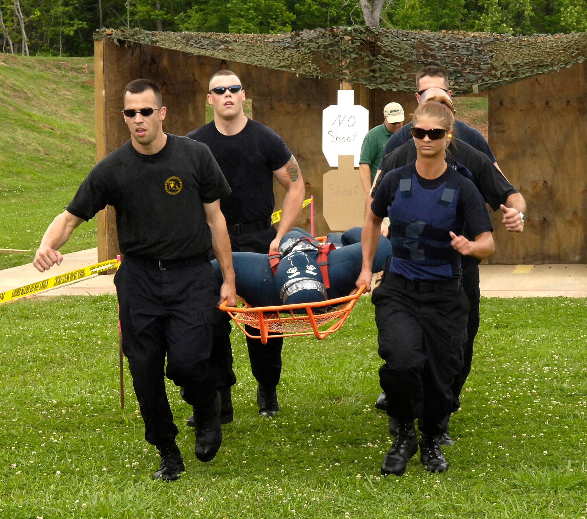 Members of the Emergency Services Team from Barksdale Air Force Base, La., perform a dummy lift during a timed event at the Louisiana State SWAT Team competition in Alexandria, La., on Tuesday, May 2, 2006. (U.S. Air Force photo/Senior Airman Stephen J. Otero) 