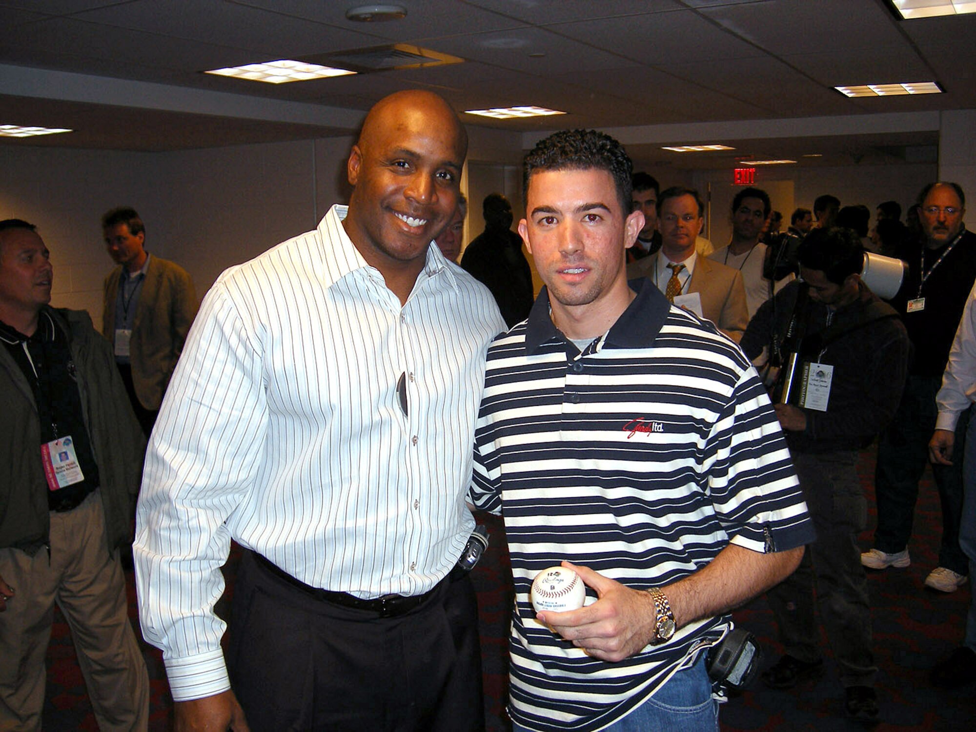 San Francisco Giants outfielder Barry Bonds poses with Airman 1st Class Carlos Oliveras May 8 after he caught Bonds' home run ball #713. Airman Oliveras is assigned to the 305th Aerial Port Squadron at McGuire Air Force Base, N.J. (U.S. Air Force photo/Airman 1st Class Charles Beutler)
