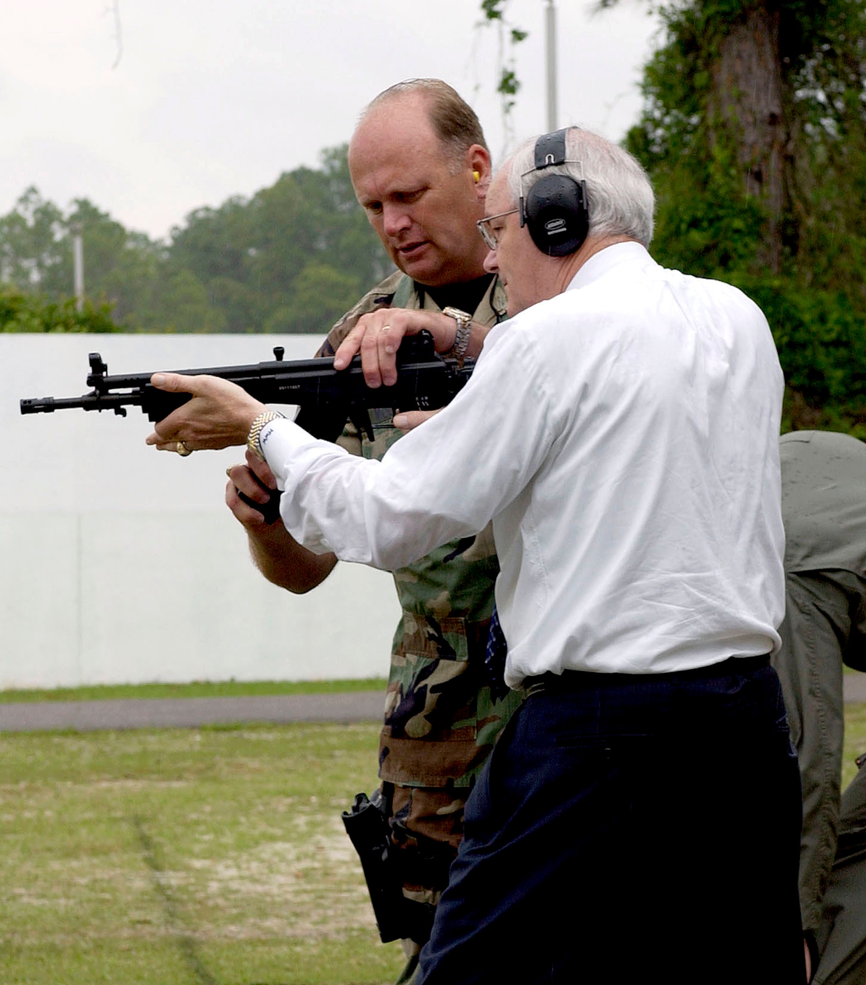 Senior Master Sgt. Steven Moore helps Secretary of the Air Force Michael W. Wynne clear a jam on a Galil assault rifle at the Air Force Special Operations School at Hurlburt Field, Fla., on Tuesday, May 9, 2006. Sergeant Moore is with the asymmetric warfare division at the school. (U.S. Air Force photo/Staff Sgt. Orly N. Tyrell) 