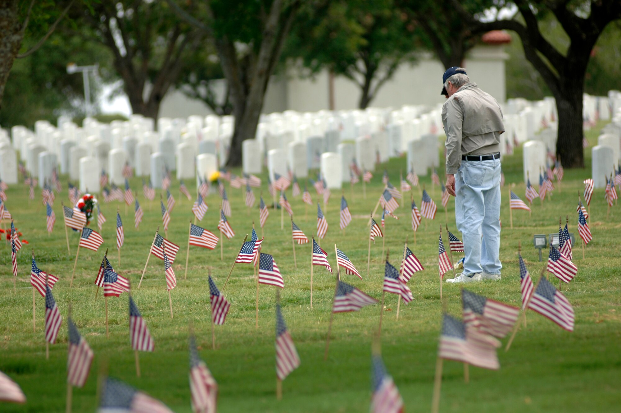 John Campbell pays his respects at a grave site at Fort Sam Houston National Cemetery in San Antonio on Sunday, May 28, 2006. (U.S. Air Force photo/Tech. Sgt. Cecilio Ricardo) 
