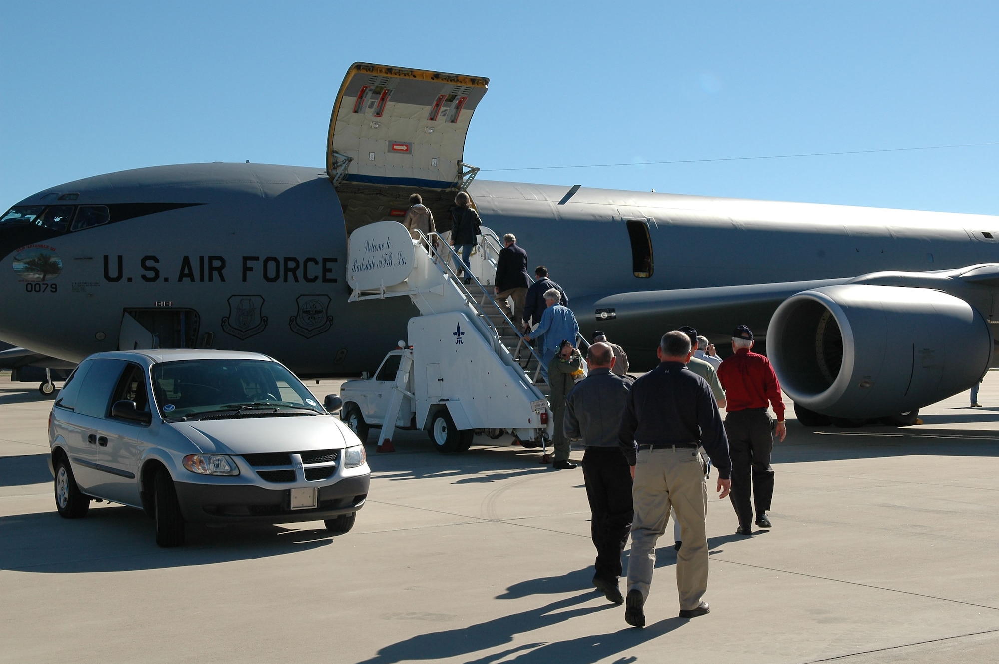 ESGR members board a KC-135 aircraft here at Barksdale AFB, La., for their 2006 Bosslift flight Friday, Oct. 13. While in air, they witnessed an A-10 refueling. (U.S. Air Force photo/Tech. Sgt. Jeff Walston)