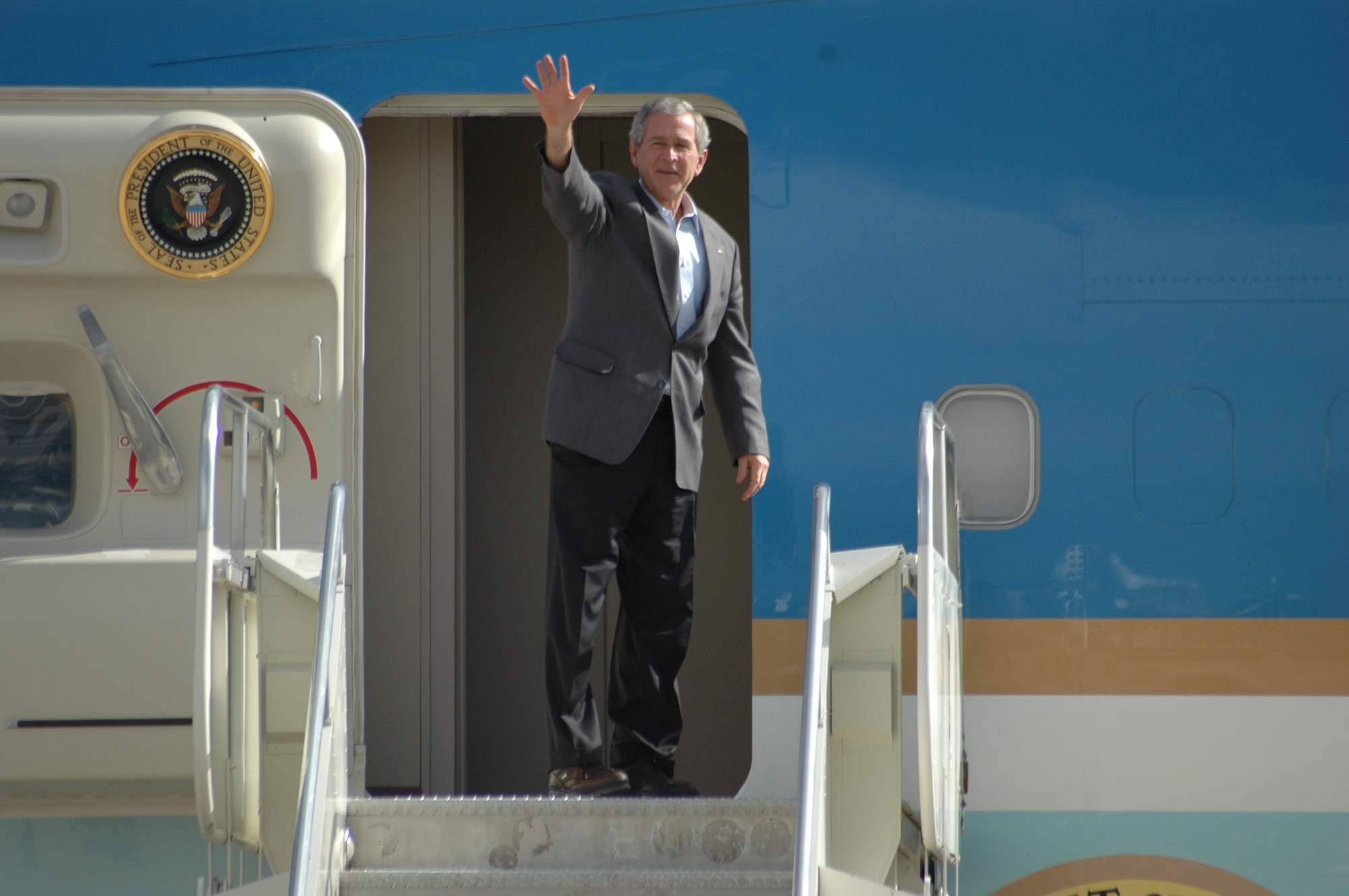 President George W. Bush flew out of Buckley Air Force Base Nov. 4 after a one-night visit to attend the Colorado Victory Rally 2006 in support of U.S. Rep. Marilyn Musgrave,s congressional campaign.
He arrived Nov. 3 as part of his last-minute national campaign tour to shore up Republican candidates engaged in tight races.
Before leaving, President Bush met and shook hands with about 50 Colorado Air National Guard members outside of Hangar 909. (U.S. Air Force photo by Staff Sgt. Sanjay Allen)