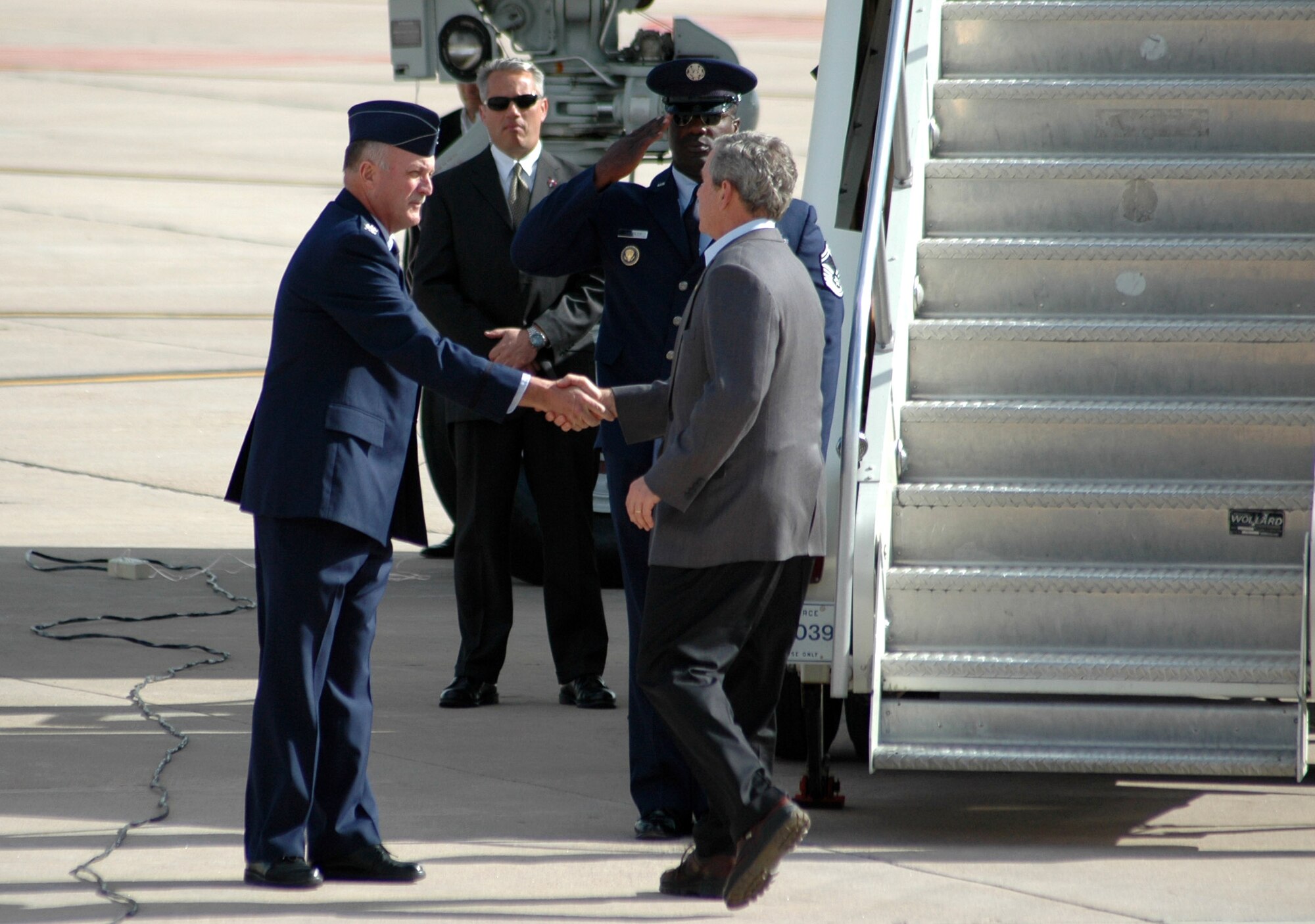 President George W. Bush shakes hands 460th Space Wing vice commander Col. Danny Seanger, before flying out of Buckley Air Force Base, Colo., on Nov. 4 after a one-night visit to attend the a political rally. (U.S. Air Force photo/Staff Sgt. Sanjay Allen) 