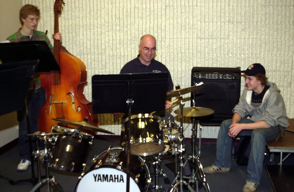 Master Sgt. Steve Ericson, Pianist for the Airmen of Note Air Force Jazz Band, gives some tips to members of the Burnsville Minn. High School Jazz Ensemble.  The Note stopped in Minnesota to play a concert at the Mall of America, Burnsville High School, and a special Veterans appreciation concert at the Minneapolis International Airport Air Reserve Base.(U.S. Air Force Photo/Master Sgt. Paul Zadach)