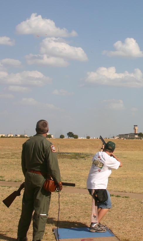Brian Davis racks up another "kill" while his father, Lt. Col. Rick Davis, looks on. (U.S. Air Force photo/Senior Airman Tonnette Thompson)