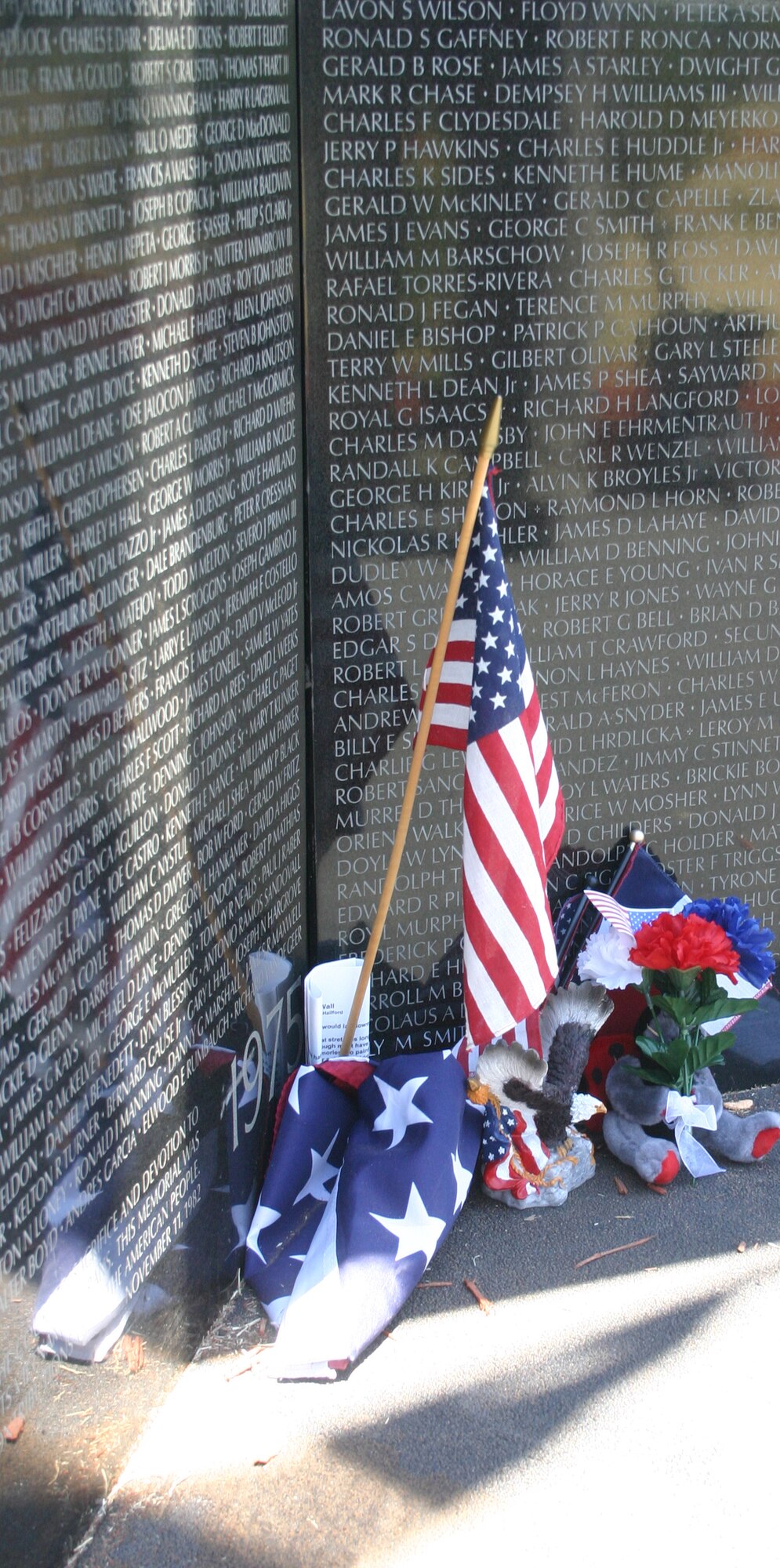 Momentos adorn the “heart” of the Vietnam Moving Wall Sunday at Crestview Memorial Park. (U.S. Air Force photo/Senior Airman Tonnette Thompson).