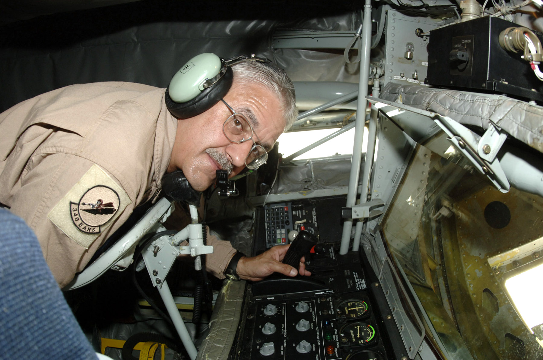 Boom operator flies 10,000th hour in tanker > Air Force > Display