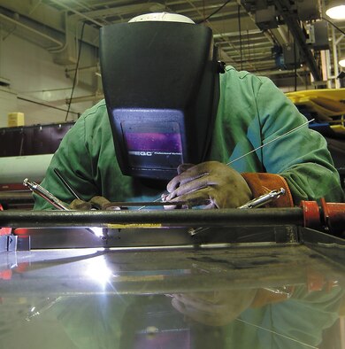 WHITEMAN AFB, Mo. -- Using a Tungsten Inert Gas, or TIG, welder, Tech. Sgt. Calvin Carter, with the 442nd Fighter Wing's 442nd Maintenance Squadron Metals Technology shop here, constructs a drip pan. (US Air Force photo/Master Sgt. Bill Huntington)
