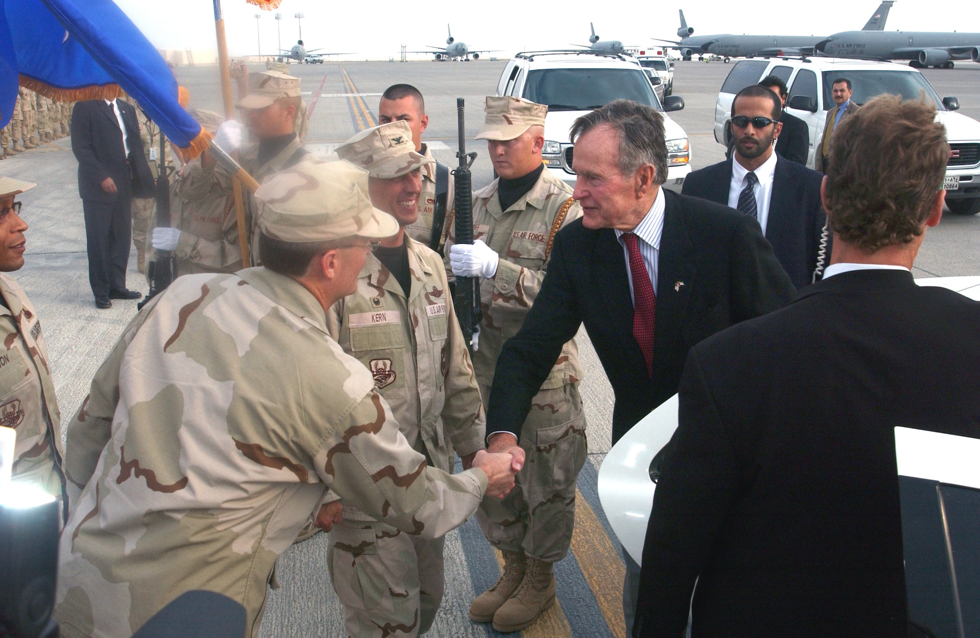 Col. Doug Fehrmann shakes hands with former President of the United States George H.W. Bush Nov. 20 on the flightline of this Southwest Asia base. Colonel Fehrmann is the 380th Air Expeditionary Wing vice commander. President Bush stopped by the wing to listen to a mission briefing and meet the Airmen assigned here. (U.S. Air Force photo/Master Sgt. Jason Tudor)
