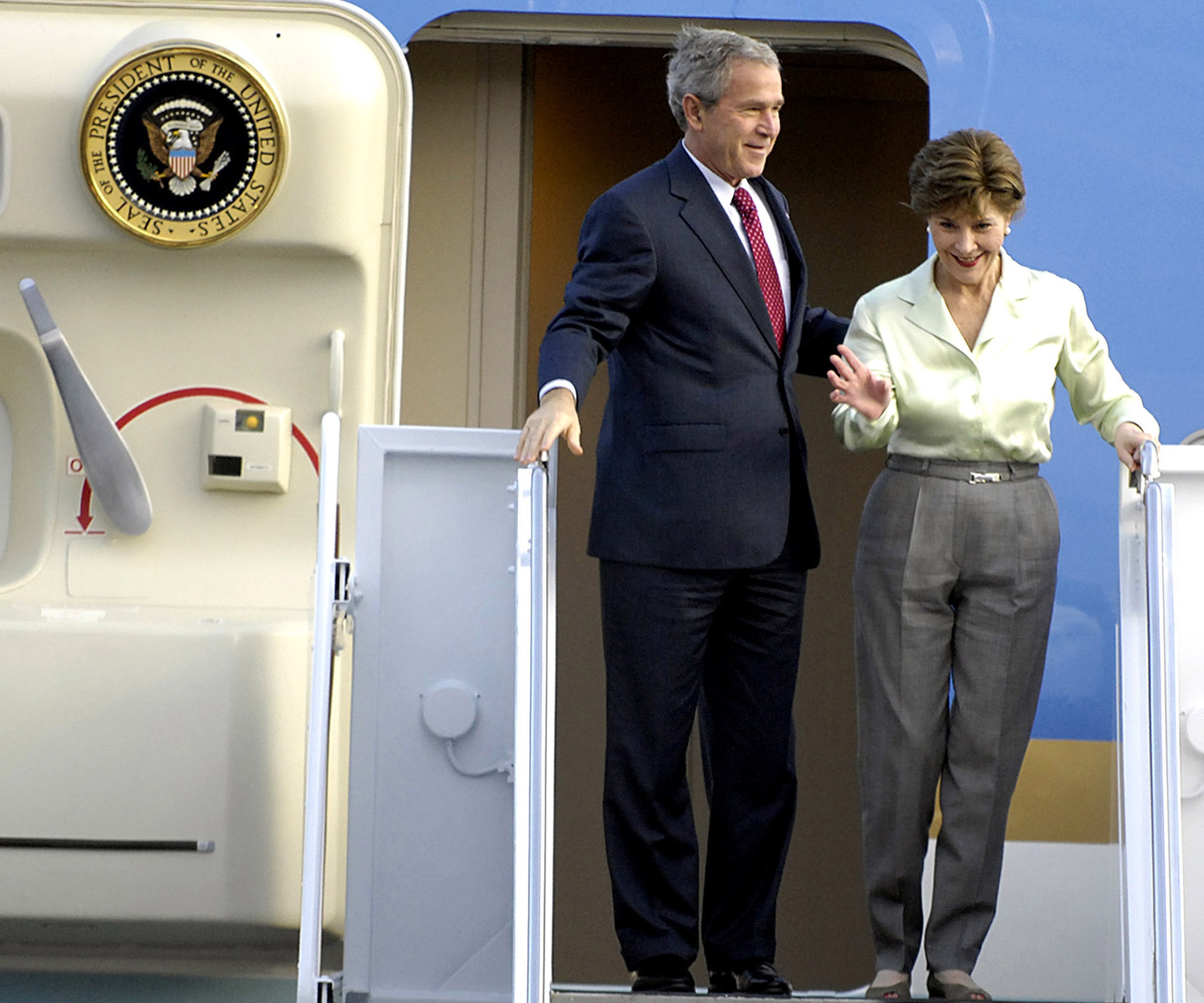 President George Bush and First Lady Laura Bush step off Air Force One Nov. 20 at Hickam Air Force Base, Hawaii.  The president was on the last leg of an eight day Pacific economic tour making stops in Vietnam, Indonesia, Russia and Singapore.  While in Hawaii he had breakfast with Hawaii-based servicemembers and met with U.S. Pacific Command leaders. (U.S. Air Force photo/Marine Sgt. Jeremy M. Vought)