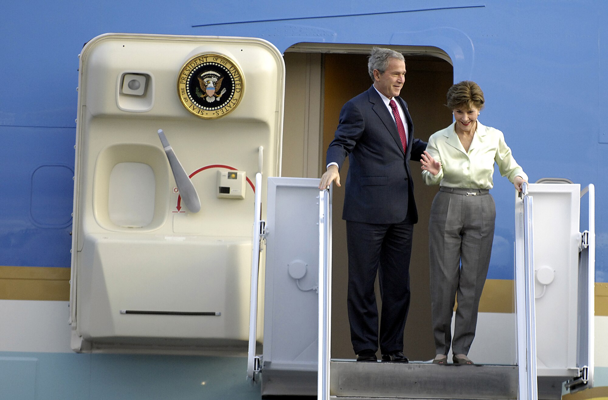 HICKAM AFB, Hawaii -- President George Bush and First Lady Laura Bush step off Air Force One, November 20, on the Hickam Air Force Base flightline in Hawaii.  The President is on his last leg of an eight day Pacific economic tour making stops at Vietnam, Indonesia, Russia and Singapore.  While in Hawaii he is having breakfast with Hawaii-based servicemembers and meeting with Pacific Command leaders. (Official Air Force photo by  Marine Sgt. Jeremy M. Vought)