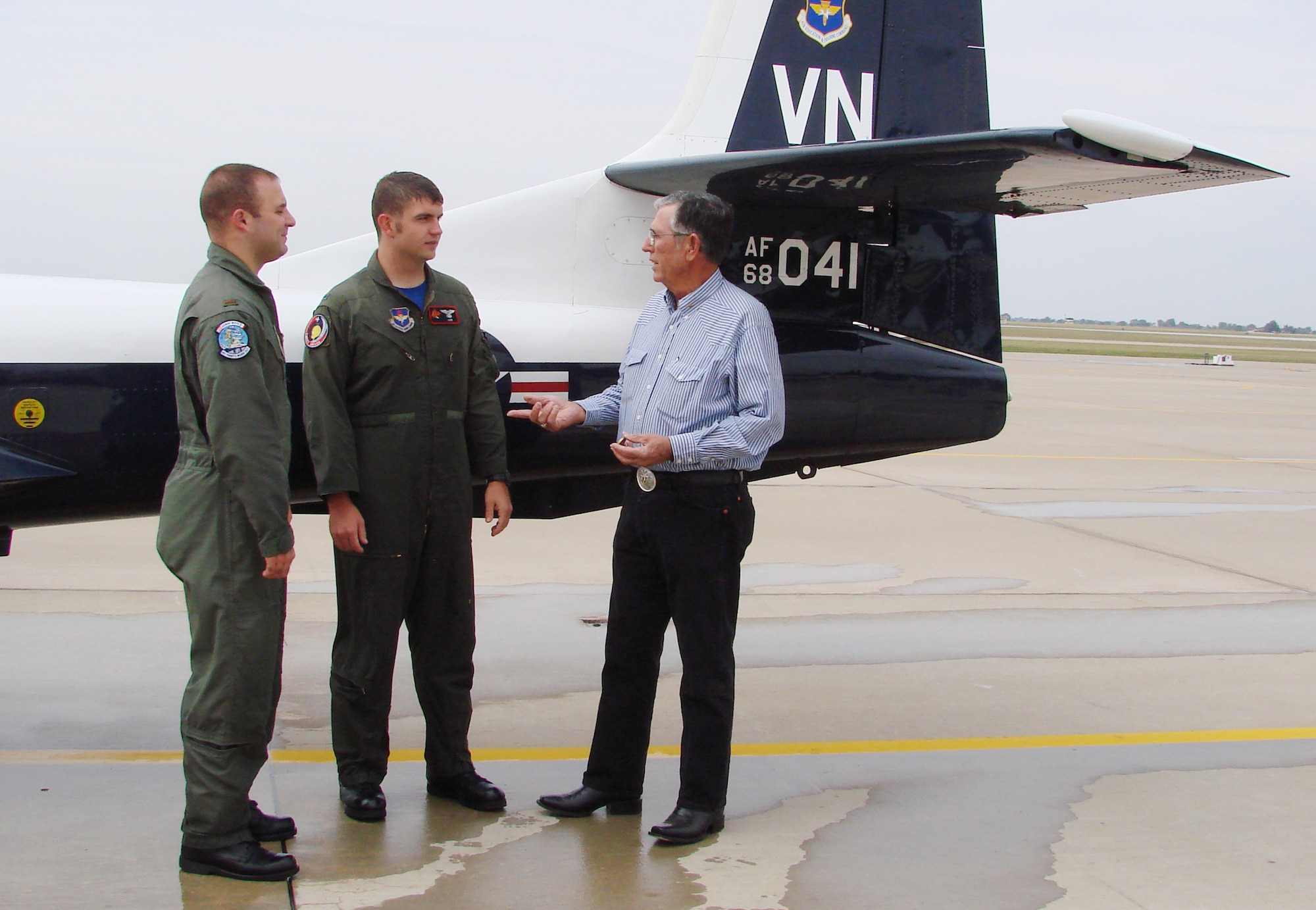 (Photo by Frank McIntyre) Retired Lt. Col. Wayne Johnson, Mooreland, Okla., discusses the last T-37 student flight at Vance with 2nd Lt. Frank Rabena, Class 07-08, and his instructor pilot, 1st Lt. Carl Friend, 33rd Flying Training Squadron. According to the April 7, 1961 Airscoop, “at 7:30 a.m. April 3,1961, (then) Lt. Wayne Johnson broke ground and became the first instructor pilot taking an undergraduate student pilot to the air in a T-37 from Vance AFB.”