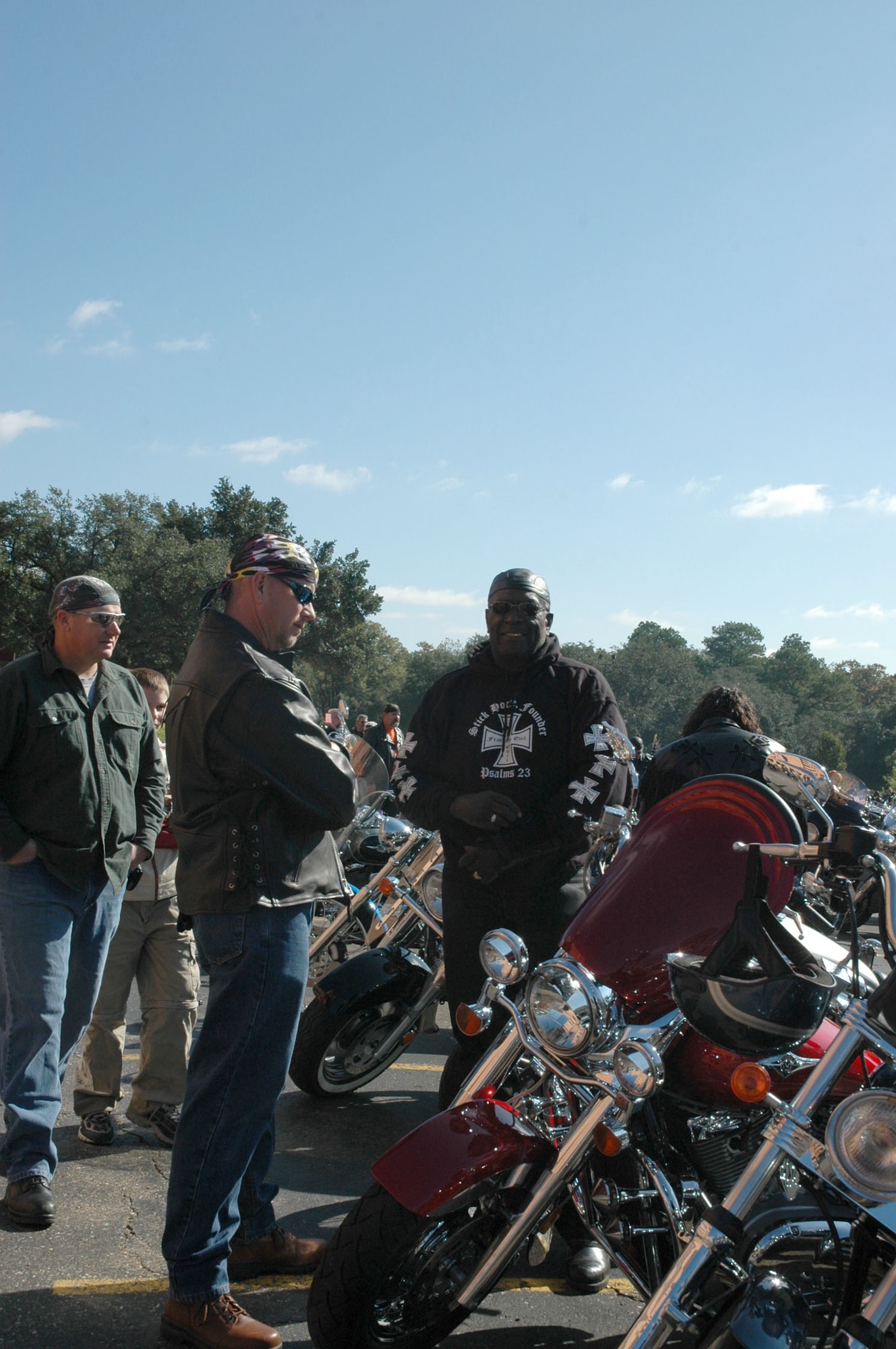 Randall Sorrell, a technical sergeant and member of the 717th Aircraft Maintenance Squadron, discusses the advantages of a rather unique windshield during the Veterans for Veterans Bike Event Nov. 11, 2006, held at Overton Brooks Veterans Administration Hospital in Shreveport, La. (U.S. Air Force photo/Master Sgt. Gerry Currington)