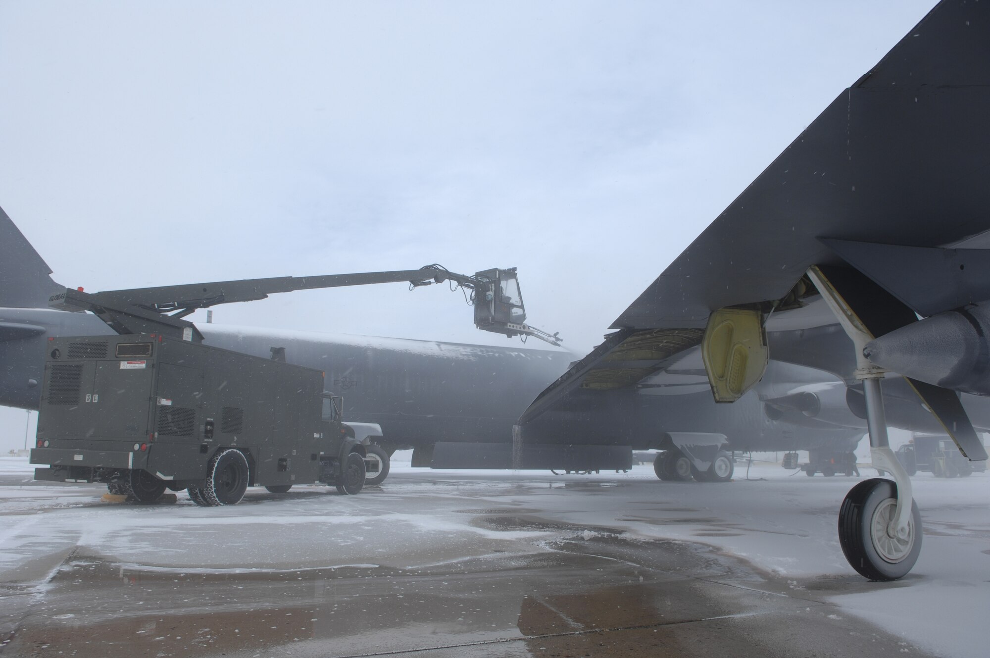 MINOT AIR FORCE BASE, N.D. -- Airman 1st Class Christian Misner, 5th Aircraft Maintenance Squadron, de-ices a B-52H Stratofortress on the flight line during a snowstorm here Nov. 28, 2006. It takes about three hours to completely de-ice a B-52. (U.S. Air Force photo by Airman 1st Class Christopher Boitz) (cleared by Senior Airman Danny Monahan 5 BW/PA)