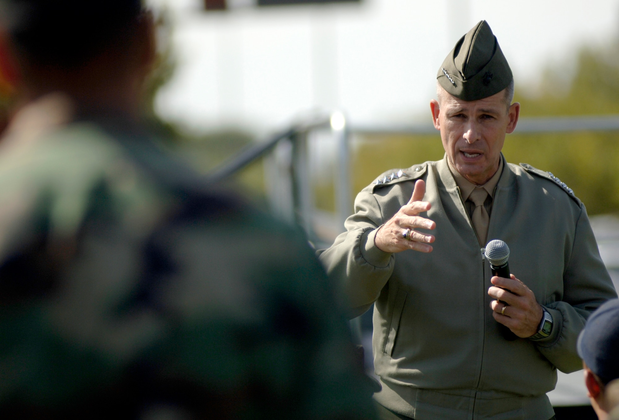 General Peter Pace answers Tech. Sgt John Compton's question on Hardin Field during a town meeting on Kirtland AFB New Mexico, Oct. 4, 2006.  General Pace is the Chairman of the Joint Chiefs of Staff.  (U.S. Air Force photo/Tech Sgt. Cecilio M. Ricardo Jr.)  