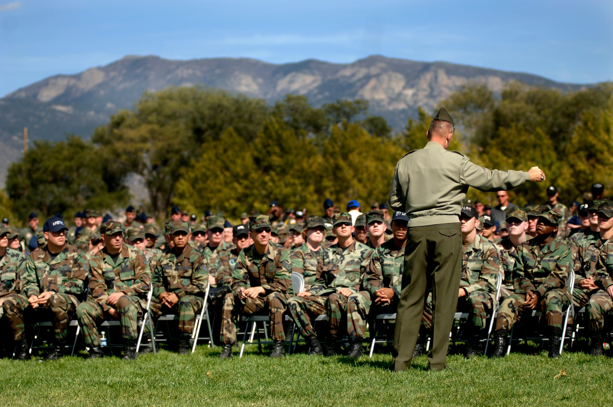 General Peter Pace answers several questions from Airmen on Hardin Field during a town meeting on Kirtland AFB New Mexico, Oct. 4, 2006.  General Pace is the Chairman of the Joint Chiefs of Staff.  (U.S. Air Force photo/Tech Sgt. Cecilio M. Ricardo Jr.)  