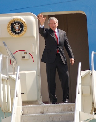 BUCKLEY AIR FORCE BASE, Colo. -- President George W. Bush greets onlookers at Buckley Air Force Base, Colo., as he steps off of Air Force One on his way to a fundraiser to support a fellow Republican gubernatorial candidate. President Bush is expected to speak at the event. (U.S. Air Force photo by Senior Airman Jacque Lickteig)